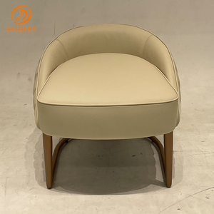 Taburete/Silla Tapizado Moderno de Lujo con Acabado de Cuero Curvo Envolvente y Base de Metal Oscuro, Taburete Decorativo Elegante - Product Image 4