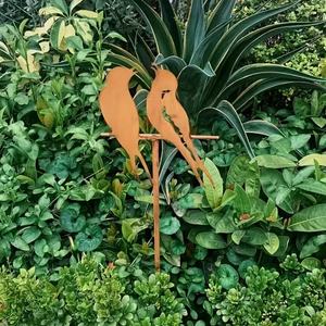 Ornement de jardin Art Déco en fer forgé avec deux oiseaux perchés sur une barre transversale, finition thermolaquée pour jardins et cours, charme artistique naturel - Product Image 3