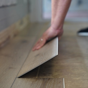 พื้น LVT กันน้ำ 100% สำหรับโรงแรมทันสมัย ใช้ภายในอาคาร หนา 4 มม. 5 มม. แผ่นไวนิลคลิ๊กล็อค PVC SPC แข็งแรง ทนทาน เป็นมิตรกับสิ่งแวดล้อม รับประกัน 5 ปีขึ้นไป - Product Image 3