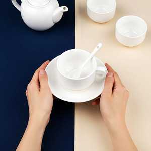 Ensemble tasse et soucoupe à café en céramique, design simple blanc, pour le thé de l'après-midi, usage domestique ou au bureau, compatible micro-ondes - Product Image 3