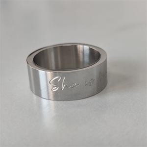 Anello Personalizzato con Incisione Profonda 'She Is <span class=keywords><strong>Fearless</strong></span>' 8mm, Placcato Oro e Argento, Impermeabile, in Acciaio Inossidabile, Gioielli per Donne e Uomini - Product Image 4