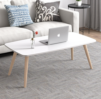 Table basse nordique minimaliste en stock - Table d'appoint compacte et peu encombrante pour les espaces restreints et les petits salons