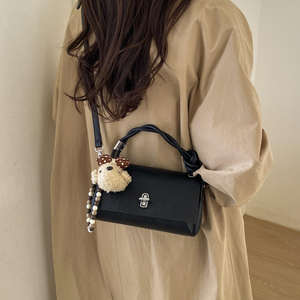 Nouveau sac à bandoulière carré avec fermoir et chaîne, design tendance pour femme - Product Image 1