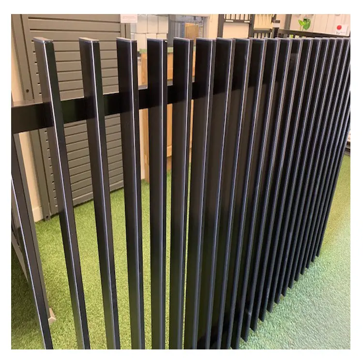 Postes de valla de acero de alta resistencia, vallas de metal negro, panel de valla de metal de seguridad de acero galvanizado antioxidante