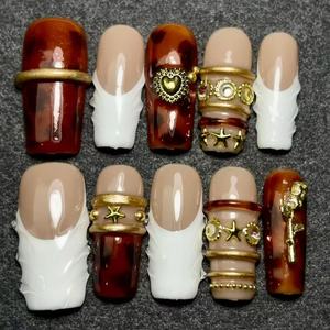 Faux ongles à presser vintage marron à motifs floraux, longs, forme cercueil, en acrylique, avec détails dorés chromés - Product Image 3