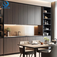 Meuble de cuisine haut sur mesure bicolore avec étagère vitrine éclairée et espace de préparation ouvert pour projet d'appartement familial