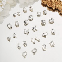 Strass en verre 3D Paso Sico pour nail art - Formes fantaisie ultra-brillantes (carrés épais à fond pointu) - Blanc transparent, style français simple et élégant