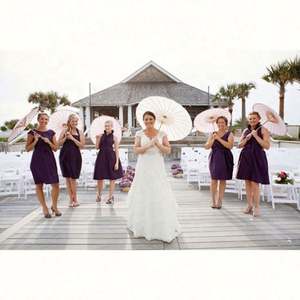 Parasol artisanal rouge de 84 cm en bambou et papier de coton avec logo personnalisé pour les mariées et les demoiselles d'honneur - Product Image 5