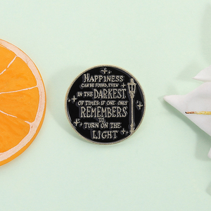 Sming Pins La felicidad se puede encontrar incluso en los tiempos más oscuros Pins de esmalte Citas positivas Broche de aleación Insignia de solapa Joyería - Product Image 4