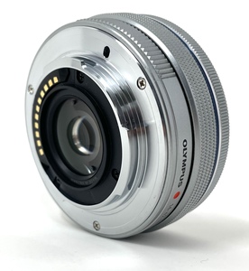 Objectif d'appareil photo OM SYSTEM M.Zuiko Digital 14-42mm F3.5-5.6 EZ Silver pour appareil photo système Quatre Troisièmes, Compact 3 - Product Image 5