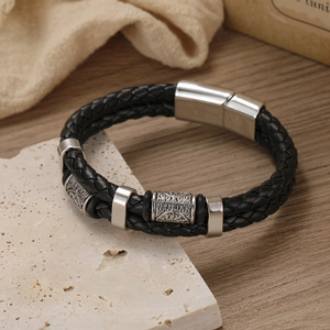 Pulsera de Cuero Trenzado Multicapa con Nudo Celta Vikingo <span class=keywords><strong>para</strong></span> Hombre - Cuentas con Runas Nórdicas y Detalles de Acero Inoxidable, Joyería Nórdica - Product Image 4