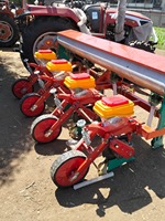 Semoir de haute précision à 4 rangs / Planteuse tractée par tracteur pour terres agricoles / Machine à semer le maïs et le soja pour le marché africain
