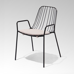 Chaise moderne en fil d'aluminium avec coussin beige. Design élégant, léger et respirant pour la salle à manger du <span class=keywords><strong>restaurant</strong></span> ou du salon - Product Image 2