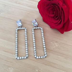 Boucles d'oreilles pendantes en or blanc E2176 avec cristal violet et halo de diamants, bijoux de luxe pour femmes - Product Image 6