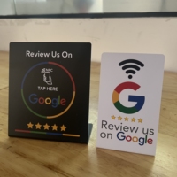 Support de table personnalisé en acrylique PVC NFC Modèle ISO Interface de communication RFID 13.56MHz pour Google Review Support de menu NFC Code QR