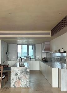 Cuisine moderne avec crédence en pierre naturelle et îlot, armoires blanches, étagères ouvertes - Product Image 3