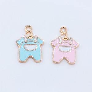 Ciondolo in lega color oro a forma di tutina per neonato, ideale come bomboniera o decorazione per baby shower - Product Image 2