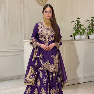 Ensemble de costume 3 pièces en soie naturelle lourde avec broderie et travail de Chiné/Paillettes – Haut cousu, pantalon palazzo et dupatta - Product Image 1