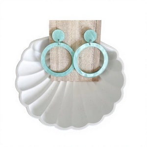Boucles d'oreilles créoles classiques et tendance en résine acrylique géométrique pour femme, bijoux fantaisie colorés pour fêtes et mariages, cadeau idéal - Product Image 3