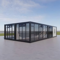 Cette petite maison conteneur combine un mur-rideau en verre noir et blanc avec une isolation intelligente et une terrasse sur le toit.