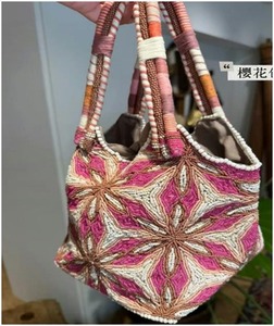Sac à main élégant fait main perlé et brodé, très demandé, pour femme, disponible à la vente - Product Image 2