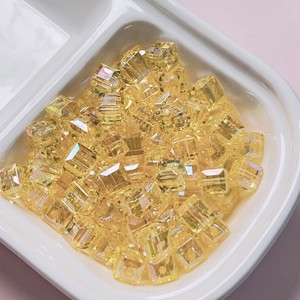 Высокопрозрачные цветные переливающиеся акриловые бусины-призмы AB Diamond в форме маленьких квадратов с отверстиями для цепочек для телефонов и браслетов - Product Image 2