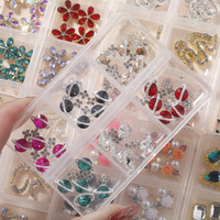 Décorations d'ongles 3D vintage en gros : Breloques mixtes style Saturne, Serpent et Strass en grappe