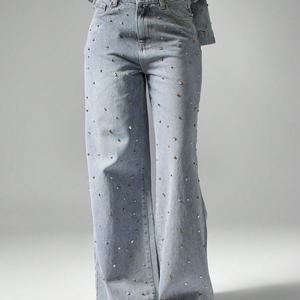 Jeans Anchos Personalizados al por Mayor de Fábrica OEM con Tachuelas, Pedrería y Efecto Desgastado - Product Image 3