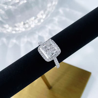 Splendidi Anelli di Fidanzamento Classici di Lusso con Taglio Principessa in Oro Bianco 18K con Diamanti da Laboratorio per Donne, Anelli con Fascia in Diamanti da Laboratorio per Donne