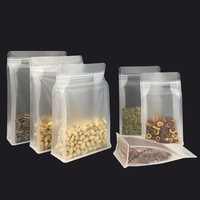 Transparante plastic zak met handvat, hersluitbare zip sluiting aan de zijkant, voor noten, granen, gedroogd fruit en voedsel.