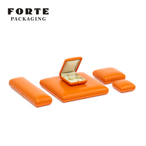 Boîte à bijoux FORTE en cuir orange et velours, personnalisée avec logo, pour bagues et pendentifs, emballage de voyage de luxe - Product Image 4