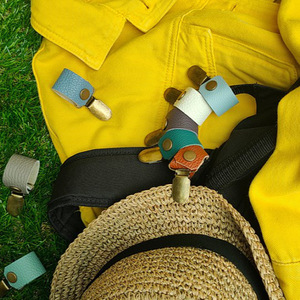 Clip à chapeau en cuir PU créatif et personnalisé, clip portable pour ranger chapeau de soleil et masque en extérieur, peut être accroché à la taille ou à un sac. - Product Image 3