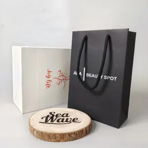 Bolsas de papel Kraft de compras negras ecológicas personalizadas con logotipo, bolsa de papel artesanal de 120GSM para el hogar, bolsas para zapatos y ropa cosmética