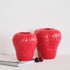 Venta al por mayor de cerámica personalizada tallada creativa fresa roja forma de fruta jarrón para el hogar de la boda decoración de la habitación interior