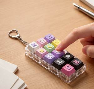 Nouveau porte-clés en forme de bouton enregistrable et rechargeable, style anime, avec options de couleurs multiples, et fonction de clic anti-stress, idéal comme breloque de sac ou pendentif. - Product Image 4