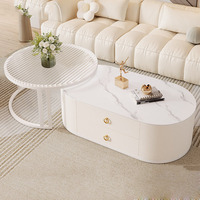 Ensemble de tables basses modernes de style crème avec plateau rond en pierre, tables gigognes de luxe, design décoratif combiné pour salon domestique