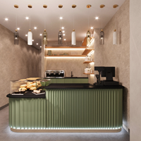 Comptoir de bar ondulé de style vert clair, texture douce et luxueuse, café, design en verre exquis, éclairage LED, étanche