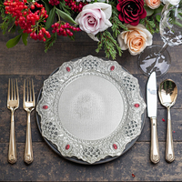 Assiette de présentation dorée Woju Opulent de 13 pouces, en plastique électroplaqué, avec bordure verte ornée de pierres, pour la décoration de table de dîner formelle