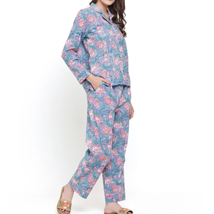 Conjunto de pijama floral de dos piezas para mujer, de algodón suave, estampado personalizado de verano, informal, de punto. - Product Image 1