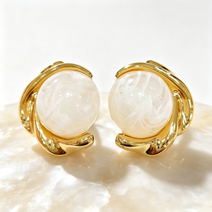 Set di Gioielli alla Moda in Resina <span class=keywords><strong>Crema</strong></span> Texturizzata e Lega Dorata: Bracciale, Anello e Orecchini a Perno Scultorei per Feste, Fidanzamenti e Anniversari - Product Image 2