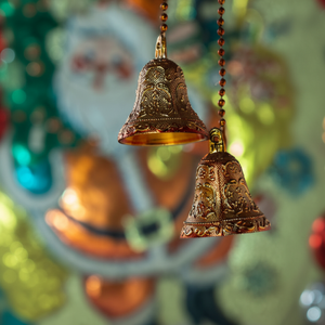 Cloche suspendue en métal fabriquée à la main pour arbre de Noël Ornement de vacances unique pour décoration intérieure et extérieure - Product Image 1