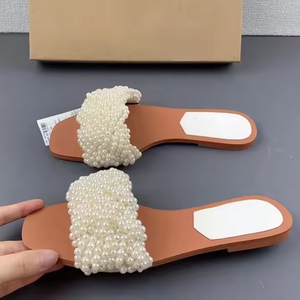 2025 nuove scarpe da <span class=keywords><strong>donna</strong></span>: sandali bassi intrecciati con perla bianca per donne che indossano <span class=keywords><strong>infradito</strong></span> alla moda - Product Image 3