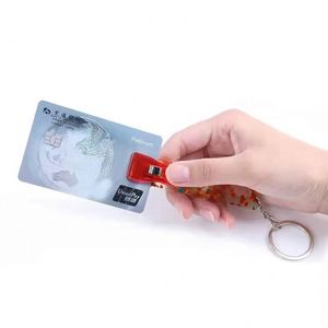 Llavero de Plástico Personalizado con Diseño de Tarjeta de Crédito para Uñas Largas - Product Image 3