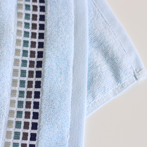 Toalla Facial de Algodón con Diseño a Cuadros Degradado, 35x75 cm, para Uso Doméstico, en Beige, Rosa y Azul - Product Image 2