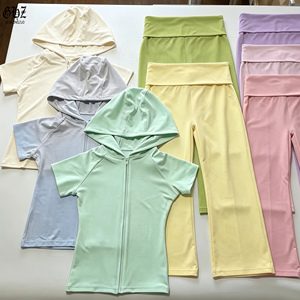 Completo da <span class=keywords><strong>donna</strong></span> Y2K nuovo <span class=keywords><strong>stile</strong></span> 2026 con logo personalizzato, top corto con cappuccio stampato a pois e righe e pantaloni capri a vita pieghevole - Product Image 3