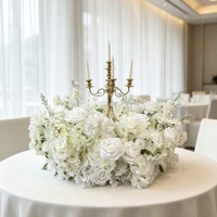 Couronne de fleurs artificielles avec roses blanches et verdure pour la décoration de mariage et de table de ferme