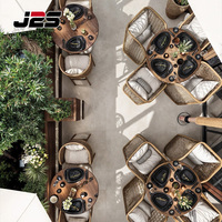 Ensemble de mobilier de terrasse extérieur commercial J2S pour restaurant avec chaises en rotin et canapé incurvé pour projets de terrasse d'hôtel