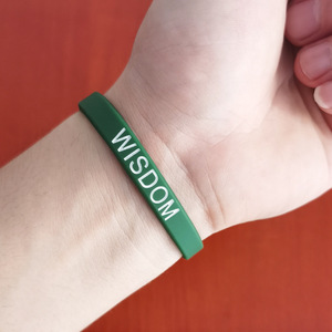 Braccialetti in Silicone Promozionali Personalizzati per Festival con Scritte di Coraggio, Saggezza <span class=keywords><strong>e</strong></span> <span class=keywords><strong>Gentilezza</strong></span> - Product Image 5