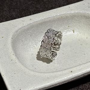แหวนเงินแท้ S925 ลายดอกไม้โปร่ง ดีไซน์เฉพาะตัว เรียบง่าย ทันสมัย สไตล์วินเทจ แหวนเปิดลายดอกไม้ ชุบโรเดียม ประดับพลอยโกเมน - Product Image 5