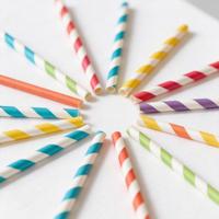 Pailles en papier biodégradables écologiques en emballage coloré, vente en gros pour jus de fruits